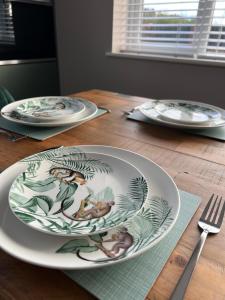 una mesa con tres platos en una mesa de madera en Brian’s Escape en Great Driffield
