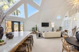 TV a/nebo společenská místnost v ubytování Perch – Rare Resort-Style Geo Dome w/ Pickleball