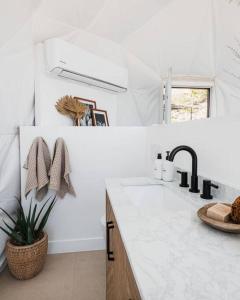 Kuchyň nebo kuchyňský kout v ubytování Perch – Rare Resort-Style Geo Dome w/ Pickleball