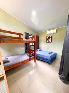 1 dormitorio con 2 literas en una habitación en Casa Black Chaini en Puerto Viejo