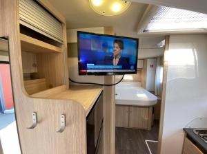 Kuchyň nebo kuchyňský kout v ubytování Autocamper