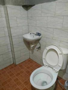 łazienka z toaletą i umywalką w obiekcie Acai's Transient House w mieście Sagada