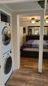 1 dormitorio con 1 cama y lavadora en Spacious Beach House Unit,Beautifully Furnished 2 Bed 2Bath./2Min.Walk To Beach en Clearwater Beach