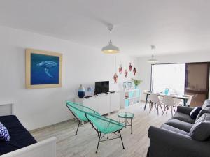 アルブフェイラにあるAlbufeira Apartmentsのリビングルーム(ソファ、椅子付)