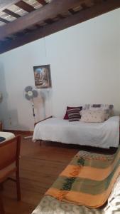 瓜萊瓜伊的住宿－Apart Bienestar，一间卧室,配有两张床