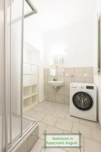a bathroom with a washing machine and a sink at 7brunnen Hostel & Guest House in Vienna