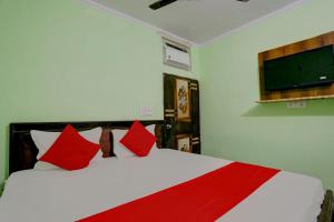 Een bed of bedden in een kamer bij OYO Flagship Hotel Koyal Palace