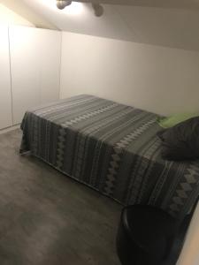 a bed in the corner of a room at Maison in Béziers +10 photos