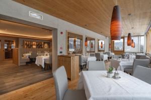 A restaurant or other place to eat at Hotel Krondlhof