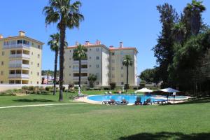 維拉摩拉的住宿－Da Praia Apartment - Pool & Tenis，一座带游泳池和大楼的度假村