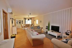 salon z 2 kanapami i telewizorem w obiekcie Da Praia Apartment - Pool & Tenis w mieście Vilamoura
