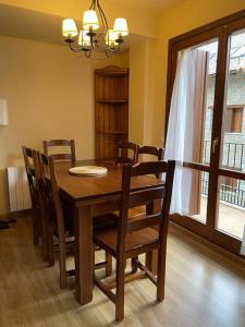 einen Esstisch und Stühle in einem Zimmer in der Unterkunft Apartamento dúplex en Benasque in Anciles