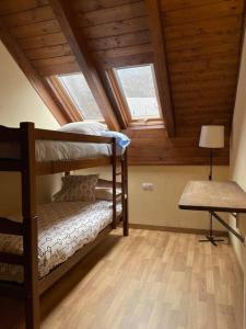 Ein Etagenbett oder Etagenbetten in einem Zimmer der Unterkunft Apartamento dúplex en Benasque