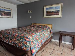 Postel nebo postele na pokoji v ubytování Austin Motor Inn