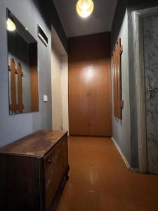 pasillo vacío con puerta y habitación con taquilla en Sunny Apartment Near Vake Park en Tiflis
