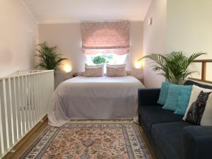 a bedroom with a bed and a couch at Villa familiar com piscina e jacuzzi a 30 min de Lisboa in Torres Vedras