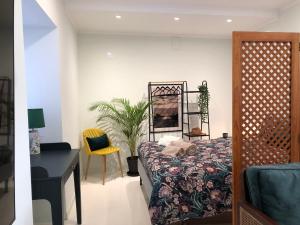 1 dormitorio con cama y escritorio en Pool oasis with private parking -Vigia 8, en Torres Vedras