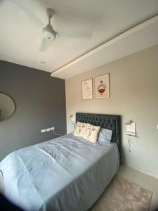1 dormitorio con 1 cama grande con sábanas azules en Apartment D Aqua view, Bijilo, en Bijilo