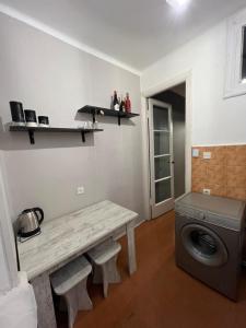 lavadero con mesa y lavadora en Sunny Apartment Near Vake Park en Tiflis