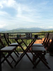 una mesa y sillas en un balcón con vistas en Casa Stefania, en Lorano
