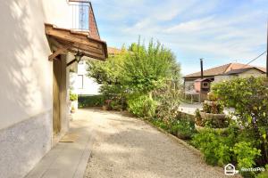 een loopbrug naar een huis met een tuin bij Relax House Marche in Poggio San Marcello 