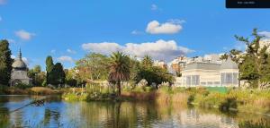 vistas a un río con edificios y a la ciudad en Encantador Depto en Cañitas Palermo en Buenos Aires