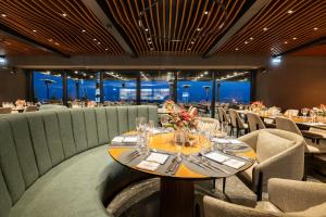 Reštaurácia alebo iné gastronomické zariadenie v ubytovaní Ananti Resort & Spa
