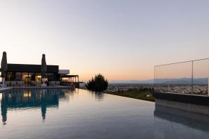 einen Pool auf dem Dach eines Hauses mit Aussicht in der Unterkunft Ananti Resort & Spa in Tríkala