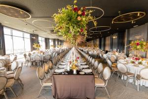 une grande salle de banquet avec des tables et des chaises dans l'établissement Ananti Resort & Spa, à Tríkala