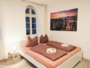 a bedroom with two beds and a window at Urlaubsmagie - Helle Wohnung mit Sauna & Pool & Whirlpool - F1 in Sebnitz