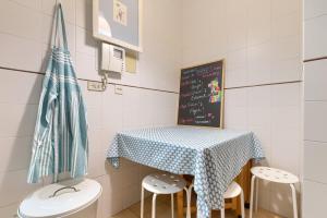 una clase con una mesa con taburetes y una pizarra en Museo Arte by Next Stop Bilbao, en Bilbao 26 fotos más