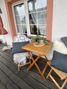 uma mesa de madeira e cadeiras num pátio em Fewo-zum-Nussbaum - Mosel 1 em Schweich