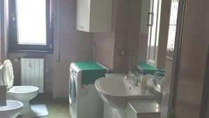 uma casa de banho com 2 lavatórios e um WC em LAZZARONI HOUSE GARDEN em Roma