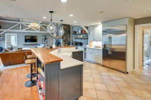 Kitchen o kitchenette sa Monterey Home with Hot Tub, Pool and Game Room!