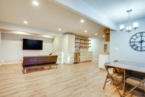 Un televizor și/sau centru de divertisment la Layton Vacation Rental - Close to Hiking Trails!