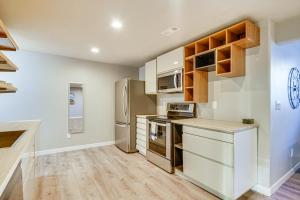 O bucătărie sau chicinetă la Layton Vacation Rental - Close to Hiking Trails! +16 fotografii