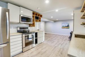 O bucătărie sau chicinetă la Layton Vacation Rental - Close to Hiking Trails!