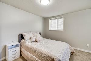 Un pat sau paturi într-o cameră la Layton Vacation Rental - Close to Hiking Trails!
