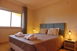 Postel nebo postele na pokoji v ubytování Praia Village Condominium