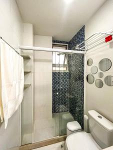 ein Bad mit einer Glasdusche und einem WC in der Unterkunft Otimo apto a poucos metros da Praia de Botafogo RJ in Rio de Janeiro