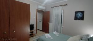 DhidhimótikhonにあるΔ1のベッドとテレビが備わるホテルルームです。