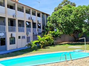 בריכת השחייה שנמצאת ב-Apartamento na Praia de Guaibim או באזור