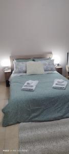 een slaapkamer met een bed met twee handdoeken erop bij Δ1 in Dhidhimótikhon