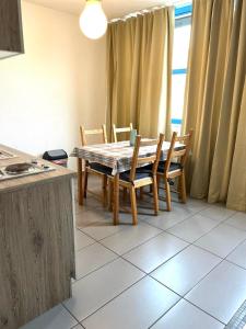 a dining room with a table and chairs and a kitchen at nJoy! EXPO Studio & Zentral - Stuttgart Flughafen & Messe - perfekt für Work & Travel in Filderstadt