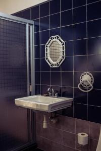 ein Bad mit einem Waschbecken und einem Spiegel in der Unterkunft Cabañas- Casas España in Mineral del Chico