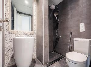 ein Bad mit einer Dusche, einem WC und einem Waschbecken in der Unterkunft Joyful Journeys in Dubai