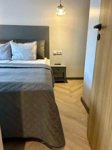 1 dormitorio con 1 cama y 1 mesa con mesita de noche en Jon`s Apartments, en Pärnu