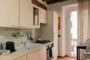 A kitchen or kitchenette at Bilocale Sforza Milano Centro !!