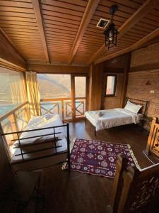 una grande camera con due letti e un balcone di Hotel Ananuri a Ananuri