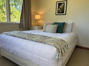 1 cama grande en un dormitorio con ventana en Close to Picton Town en Picton